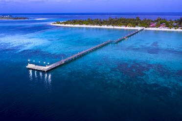 Malediven, Bodufinolhu, Luftaufnahme der Anlegestelle des Küstenferienortes auf dem Süd-Male-Atoll in der Abenddämmerung - AMF07338