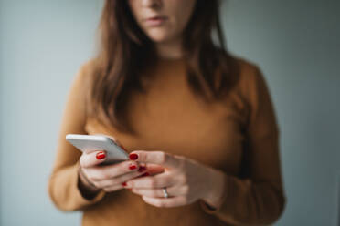 Frau benutzt Mobiltelefon - JOHF02620