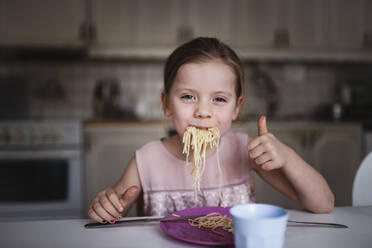 Lächelnd Spaghetti essen - JOHF02631