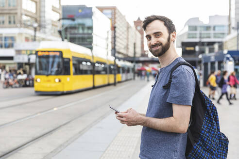 Mann mit Smartphone in der Stadt, Berlin, Deutschland - WPEF02019