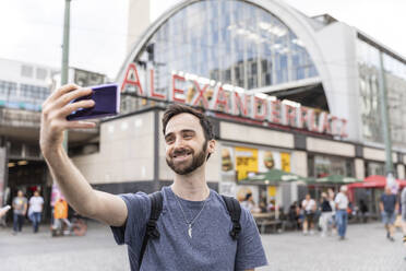 Mann macht Smartphone-Selfies, Berlin, Deutschland - WPEF02020