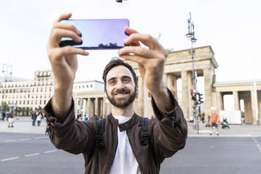 Mann macht Smartphone-Selfies, Berlin, Deutschland - WPEF02028