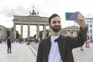Mann macht Smartphone-Selfies, Berlin, Deutschland - WPEF02030