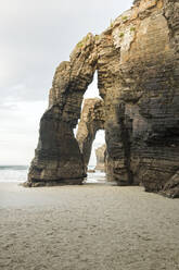 Spanien, Galicien, Felsbögen am Strand von Cathedrals bei Sonnenuntergang - AHSF00899