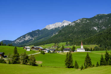Österreich, Tirol, Steinberg am Rofan, Ländliches Dorf mit Guffert im Hintergrund - LBF02727