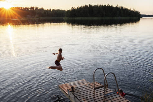 Junge springt in den See - JOHF02656