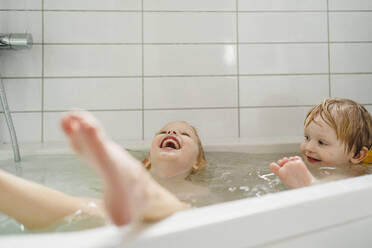 Kinder in der Badewanne - JOHF02692