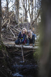 Mädchen am Bach im Wald - JOHF02699