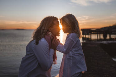 Mutter und Tochter bei Sonnenuntergang - JOHF02703