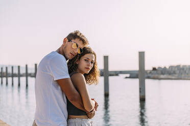 Young couple hugging at the sea - MOSF00055