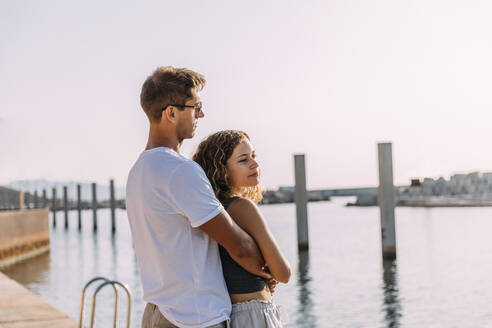 Young couple hugging at the sea - MOSF00056