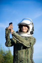 Junge trägt einen Raumanzug und macht ein Selfie - CJMF00132