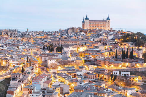 Spanien, Provinz Toledo, Toledo, Luftaufnahme der beleuchteten Stadt in der Morgendämmerung - WPEF02036