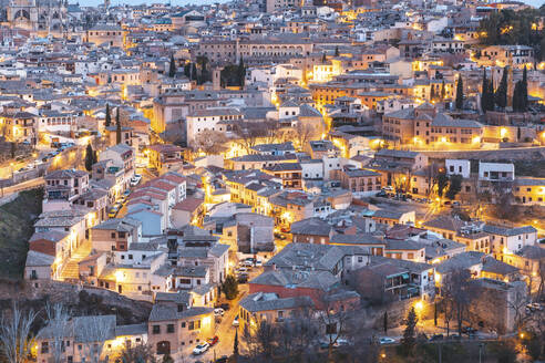 Spanien, Provinz Toledo, Toledo, Luftaufnahme der beleuchteten Stadt in der Morgendämmerung - WPEF02037