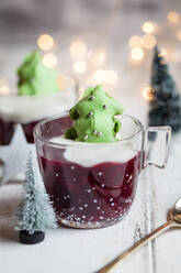 Tasse roter Brei mit grüner Makrone Weihnachtsbaum - SBDF04035