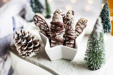 Weihnachtsplätzchen aus Eischnee, Mandeln, Mohn und Schokolade - SBDF04042