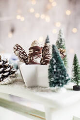 Weihnachtsplätzchen aus Eischnee, Mandeln, Mohn und Schokolade - SBDF04044