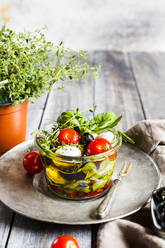 Glas mit frischem Caprese-Salat, eingelegt in Olivenöl - SBDF04045