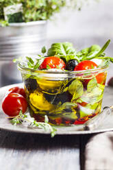 Glas mit frischem Caprese-Salat, eingelegt in Olivenöl - SBDF04046