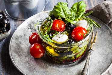 Glas mit frischem Caprese-Salat, eingelegt in Olivenöl - SBDF04049
