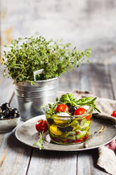 Thymian im Topf und ein Glas frischer Caprese-Salat in Olivenöl eingelegt - SBDF04050