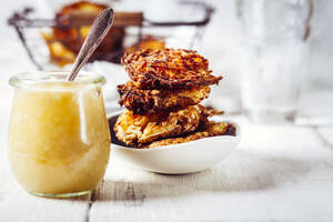 Ein Glas Apfelmus und eine Schüssel mit knusprigen jüdischen Latkes - SBDF04062