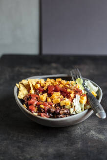Schüssel mit Nachos, Chili con Carne, Reis, Salat, Käse und Tomaten - SBDF04069