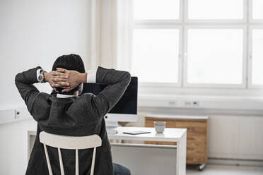 Geschäftsmann im Büro - JOHF02771