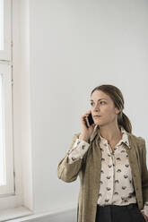 Businesswoman on the phone - JOHF02795