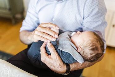 Großvater mit Baby - JOHF02830