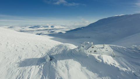 Haus in Winterlandschaft, lizenzfreies Stockfoto