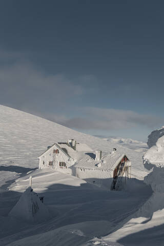 Haus im Winter, lizenzfreies Stockfoto