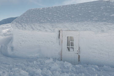 Gebäude im Winter - JOHF02838