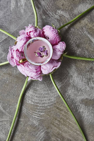 Kappe und rosa Blumen, lizenzfreies Stockfoto