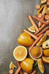 Gelbes und orangefarbenes Obst und Gemüse - JOHF02920