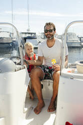 Vater mit Tochter auf Boot - JOHF02978