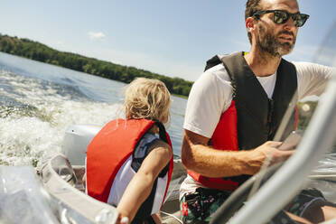 Vater mit Tochter auf Boot - JOHF02979