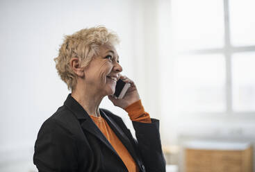 Reife Frau am Telefon - JOHF02983