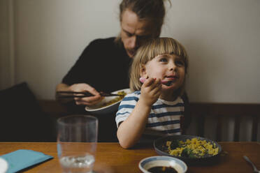 Vater und Tochter beim Essen - JOHF02994