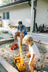 Mädchen spielt im Sandkasten - JOHF03017