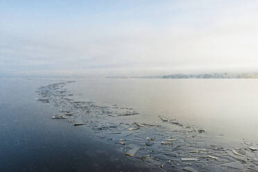 Gesprungenes Eis auf dem Meer - JOHF03028