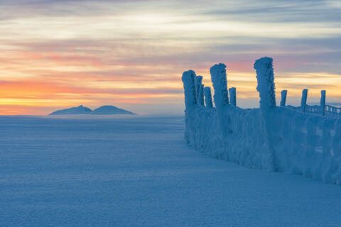 Holzzaun im Winter, lizenzfreies Stockfoto