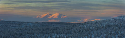 Winterlandschaft bei Sonnenuntergang, lizenzfreies Stockfoto