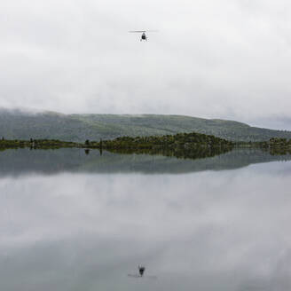 Hubschrauber über Wasser - JOHF03105