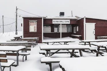 Leeres Cafe im Winter - JOHF03122