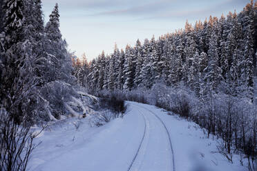 Winterlandschaft mit Bahngleisen - JOHF03196