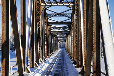 Eisenbahnbrücke im Winter - JOHF03203