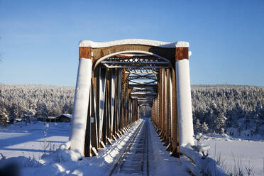 Eisenbahnbrücke im Winter - JOHF03204