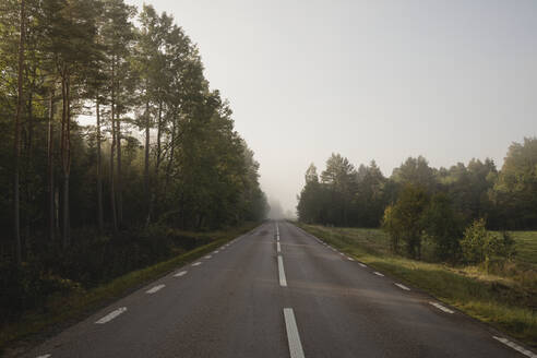 Blick auf die Landstraße - JOHF03234