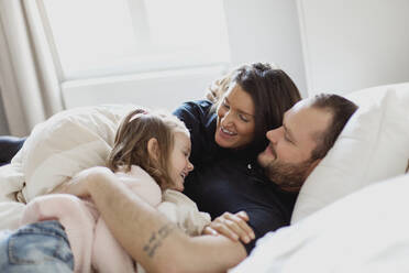 Glückliche Familie im Bett - JOHF03248